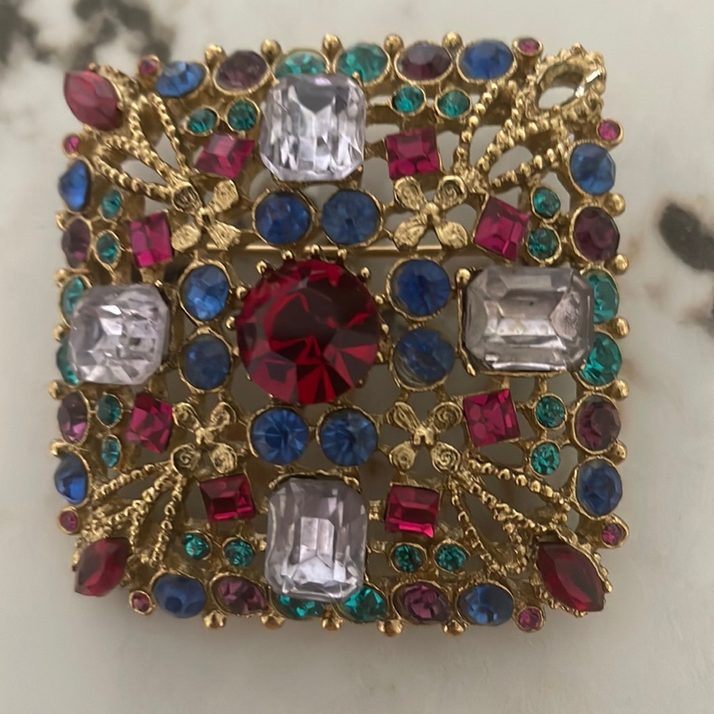 Filagree multicolor rhinestone brooch.